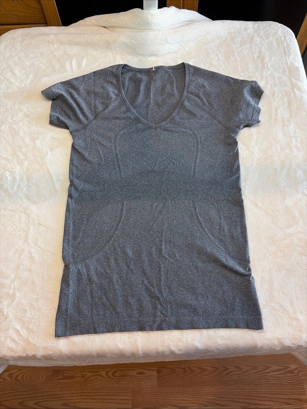 Lululemon Women’s Short Sleeve Shirt Gray Sz 8 chy